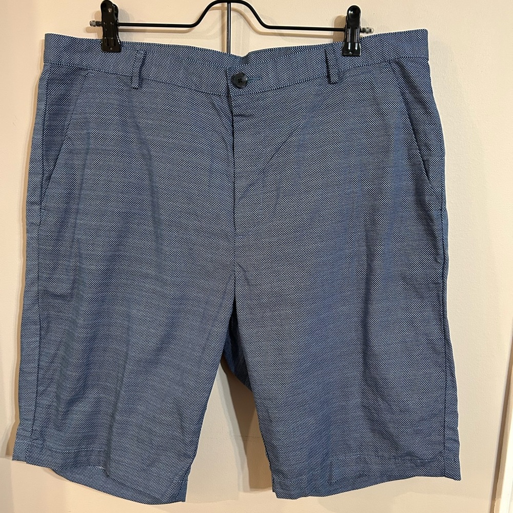 Men’s Calvin Klein size 36 flat front golf shorts. Navy pattern.